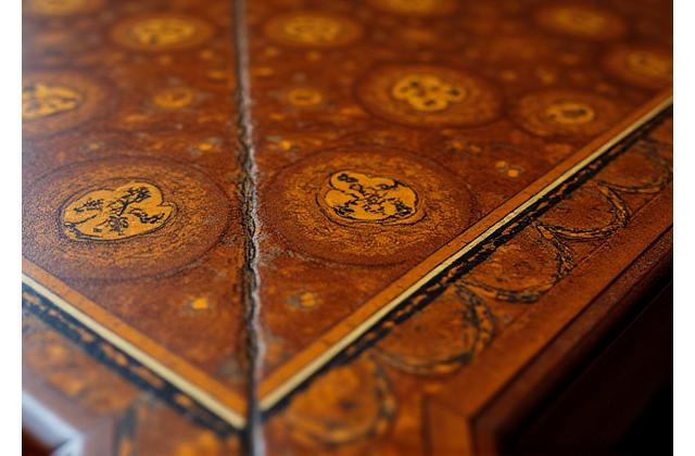 Détail d'une marqueterie restaurée sur un secrétaire ancien